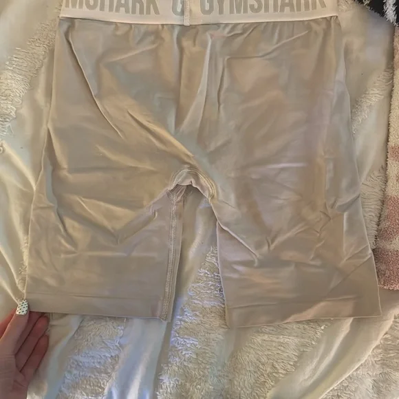 beige gymshark biker shorts - Picture 4 of 4